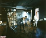 组图：卢凯彤拍专辑封面 困气球里随时充氧