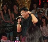 组图：莫少聪吸毒后走穴献唱 遭辣妹熊抱表情逗趣