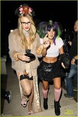 组图：万圣节变装秀 卡戴珊变人鱼帕里斯穿扑克装