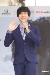 组图：林俊杰牵狗办握手拍照会 承认公司下禁爱令