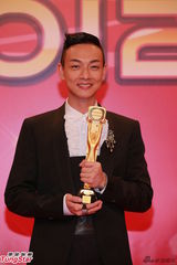 组图：黄智雯和梁烈唯获飞跃艺人奖亲吻奖杯