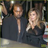 组图：卡戴珊透视装大秀巨乳 东西半球抢镜