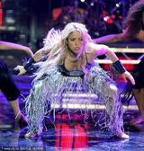 幻灯组图：夏奇拉草裙热舞秀蛮腰 弯腰抛球春光乍泄