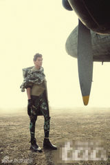 组图：乔振宇杂志大片 机场拍摄暖冬午后