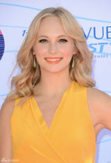 组图：《吸血鬼日记》剧组亮相 “卡洛琳”黄裙最夺目