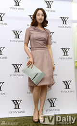 组图：A pink孙娜恩朴初珑站台秀修长美腿