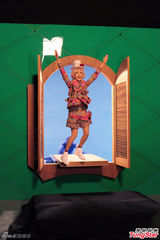 组图：容祖儿拍百老汇广告变三项铁人