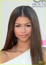 组图：赞达亚白色长裙亮相 露香肩小性感