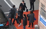 组图：李敏镐离沪保镖护驾 不舍频向粉丝挥手