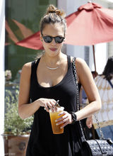 高清图：杰西卡-阿尔芭黑衣亮相 产后胸围上涨