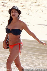 组图：罗莎里奥裸上身色诱名导男友丹尼保尔