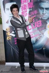 组图：明道纪佳松拼厨艺 展现新好男人一面