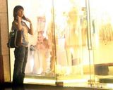 高清组图：徐静蕾淮海路逛街 望橱窗流连忘返