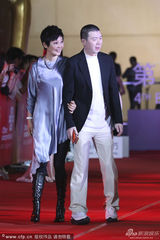 组图：冯小刚夫妻恩爱亮相 徐帆古典小鸟依人