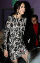 幻灯图集：金允珍《和声》试映 演女囚放声高歌