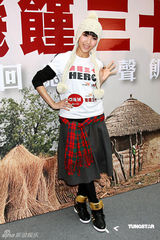 幻灯图：陈伟霆化身“饥馑天使” 与邓丽欣踢毽跳绳