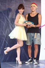 组图：丁当发片牵红线求姻缘 自曝曾被前男友劈腿