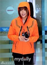 组图：携可疑药草遭扣韩女星获释回国咬唇委屈