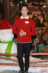 组图：张智霖表演变花束魔术 圣诞享家庭乐趣