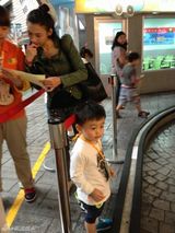 组图：张柏芝携两子台湾游玩参加好友婚礼