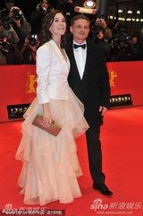 组图：女星西贝尔-凯基莉白色西服配纱裙个性时尚