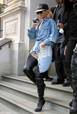 高清组图：蕾哈娜伦敦街拍牛仔短裤搭配高筒靴