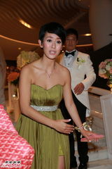 组图：钱嘉乐婚礼秀BB玩具 与汤盈盈接受采访