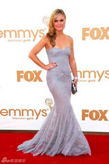 组图：艾美奖红毯 朱丽娅-斯蒂尔斯褶皱鱼尾裙华丽