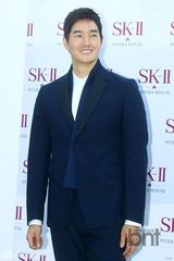 组图：韩星刘智泰出席品牌纪念活动绅士帅气