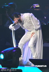 组图：萧敬腾唱《black or white》 向杰克逊致敬