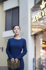 组图：石琳蓝色长裙优雅街拍
