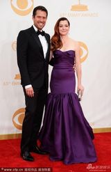 组图：艾丽森-汉尼根紫色礼服亮相艾美红毯