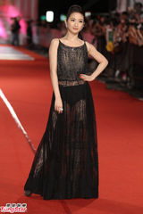 组图：林依晨黑色透视装走金钟红毯