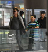 组图：朱军带爱子现身机场 一家三口幸福出游