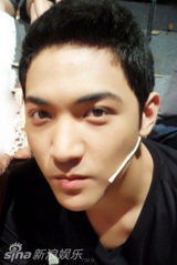 组图：屠洪纲20岁继子近照曝光 时尚帅气显韩范