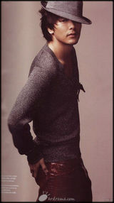 幻灯图：朴龙河生前帅气写真 阳光笑容温暖众人