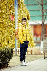 组图：耿笑博发街拍写真 为冬季增添节日气氛