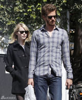 组图：艾玛和加菲尔德戴情侣墨镜外出