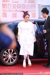 组图：徐佳莹白裙走红毯 羊角辫恨天高显俏皮