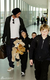 幻灯图集：小贝携三子回伦敦过圣诞 大儿子初显帅气