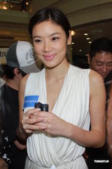 组图：乐基儿白裙金鞋代言美白产品 露俏皮笑容 