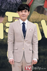 组图：韩星李青儿新剧发布会嫩黄深V长裙秀胸器