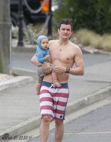 组图：奥兰多半裸抱子现身十足帅气奶爸样