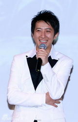 幻灯图集：韩庚帅气代言 潇洒白西装秀舞姿