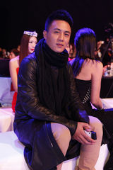 组图：杜淳出席时尚活动 黑色皮衣显劲酷硬朗