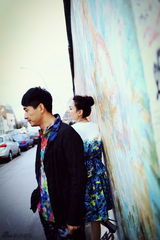 组图：郭晓冬程莉莎柏林街拍 手牵手过情人节