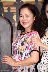 组图：张国立宣传《原乡》 与女演员避嫌