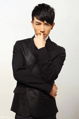 组图：许诺白领正装造型帅气干练