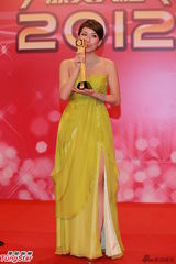 组图：黄智雯和梁烈唯获飞跃艺人奖亲吻奖杯