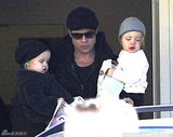 组图：布拉德-皮特怀抱可爱龙凤胎亮相